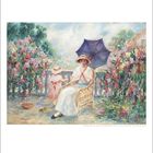 Eine Frau mit Sonnenschirm sitzt in einem Garten. Ein Kind in rosa steht neben ihr. Bunte Blumen umgeben sie.