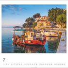 Text: "Hafen von Syvota, Nordwesten Griechenland". 
Rotes Fischerboot im klaren Wasser, mediterrane Häuser im Hintergrund.