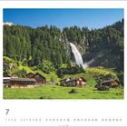 „Sulzbach, Kantun Uri.“ Ein Wasserfall in den Bergen, mit traditionellen Holzhäusern auf grünen Wiesen.