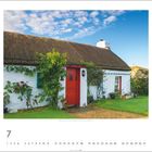 In der Mitte steht ein weißes Häuschen mit roter Tür und Strohdach, umgeben von grünem Garten und blühenden Pflanzen.