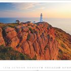 Beschriftet: "Cape Spear, Neufundland". Ein Leuchtturm auf einem Felsen bei Sonnenuntergang, mit Meereshorizont.