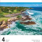 4 Mittwoch August. Küste bei Tanah Lot, Bali, Indonesien. Klippen, grüne Vegetation, blaues Meer mit brechenden Wellen.