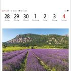 Juni | Juli, 26. Woche, 21.6.–22.7. Lavendelfeld bei Châtillon-en-Diois vor grünen Hügeln unter blauem Himmel.