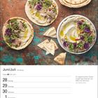 Text: Juni/Juli, Kalender mit Datum 28. Juni - 4. Juli. Zitat von Carl Friedrich Gauß.  
Bild: Pita, Aufstrich, frische Kräuter.