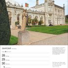 Kalenderseite für Juni/Juli; Killruddery House mit Gartenanlage, Zitat von Madame de Staël. Standbild vor historischer Fassade.