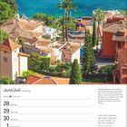 Juni/Juli Kalender. Charmante Küstenansicht mit roten Dächern, grünen Bäumen und blauem Meer. Indisches Sprichwort.