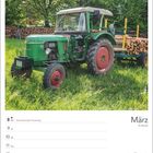 Märzkalender mit grünem Traktor auf Wiese. 8. März: Internationaler Frauentag. Kalenderwoche 10.