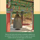 "Über Ihre Komfortzone gesprungen?" Zitat von Seneca über Mut. Dekorierte Glocke in traditioneller asiatischer Architektur.