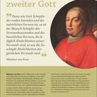 „Der Mensch als zweiter Gott“ steht oben. Rechts darunter ein Porträt von Nikolaus von Kues in rotem Gewand. Darunter folgt Text über sein Werk. Unten ist ein Kalender mit März und Wochentagen.