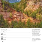Kalenderseite für Juni/Juli. Beschreibung eines roten Canyons in Südtirol, Zitat von André Malraux. Bild zeigt bewaldete Felsschlucht.