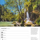 Juni/Juli, 26. Woche, Kalendertage 28–4, Zitat von Thomas Alva Edison. Wasserfall und Bäume in hellem Sonnenlicht.