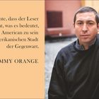 Zwei Monatskalender für Februar und März. Zitat von Tommy Orange über das Verständnis der Native American-Erfahrung. Text zu seinem Debütroman. Bild eines Mannes mit dunklem Pullover.