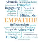 "EMPATHIE" in großen Buchstaben, umgeben von Wörtern wie "Altruismus", "Hilfsbereitschaft", "Achtsamkeit", Kalender unten.