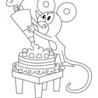 "Die Maus hat einen köstlichen Kuchen für den kleinen Maulwurf gebacken." Eine Maus mit einer Zuckertüte dekoriert einen Kuchen.