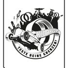 "Teste deine Grenzen!" steht unter einem Logo mit Auto auf einer Rennstrecke, umgeben von Gebäuden und Explosionen.