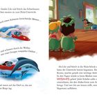 Links: Lilo und Stitch fliegen mit einem Schwebauto durch Möwen und Delfine. Rechts: Hula-Schule mit Kumu, Kindern, Lilo und Stitch.