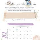 Oben steht: „Wenn wir das Unvollkommene annehmen...“. Illustration eines blauen Wesens mit Muschel. Kalenderlayout unten.