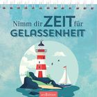 "Nimm dir Zeit für Gelassenheit". Eine Illustration mit einem Leuchtturm und Segelboot auf einem blauen Hintergrund.