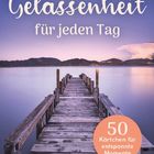„Gelassenheit für jeden Tag“; „50 Kärtchen für entspannte Momente“. Steg zu einem See bei Dämmerung.