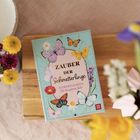 „Zauber der Schmetterlinge. 50 Orakelkarten für das ganze Jahr.“ Bunte Schmetterlinge und Blumen zieren die Illustration.