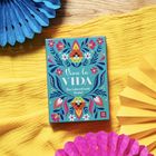 "Viva la VIDA - Das Lebensfreude Orakel" steht auf einer bunten Box mit floralen Mustern auf gelbem Hintergrund.