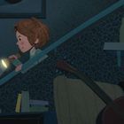 Eine Illustration zeigt ein Kind mit einer Taschenlampe auf einer Treppe. Es gibt Bücher, eine Gitarre und Dekoration.