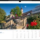 Juli, Kalender. Italienischer Rosengarten, prachtvolle Blumentöpfe, Treppe, rote Rosen, barocke Kirche, blauer Himmel.