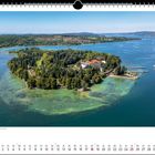 "Insel Mainau – ein 20 Hektar großes Paradies für alle." Ein Kalenderblatt mit einer Luftaufnahme der bewaldeten Insel im See.