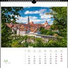 Kalenderblatt Juli, Tage und Woche nummeriert. Stadtansicht mit roten Dächern, Kirche und Viadukt umgeben von Natur.