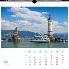 Kalenderseite für Juli. Foto zeigt einen Hafen mit Leuchtturm, einem Löwen-Denkmal und einem Schiff auf dem Wasser.