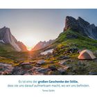 Es ist eins der großen Geschenke der Stille, dass sie uns darauf aufmerksam macht, wo wir uns befinden. Tomas Sjödin. Eine Landschaft mit Bergen, Tal, Zelt und Sonnenuntergang.