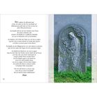 Links steht ein Gebet über das Klopfen Jesu. Rechts ein verwittertes Steingrabrelief mit einer betenden Figur.