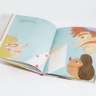 „Nun gut, was halten Sie hiervon? Dort wird Ihnen das Messer-Jonglieren gewiss helfen.“ Drei bunte Zeichnungen von Personen.