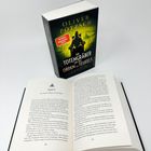 "Der Totengräber und der Orden des Teufels" von Oliver Pötzsch. Ein aufgeschlagenes Buch auf einer hellen Fläche.