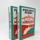 Zwei Bücher mit Titel "Die Therapeutin und ihre Mörder" von Philippa Perry. Grünes Cover mit Illustration einer Figur.