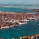 Luftaufnahme von Venedig mit markierten Sehenswürdigkeiten und blauem Wasser der Lagune im Vordergrund.