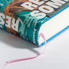 Texte: "Blesing", "R SOM", "RES". Buch mit buntem Umschlag und rosa Leseband.