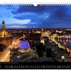 Kalenderseite „Juli“. Dresden bei Nacht; beleuchtete Frauenkirche und blaue Kuppel der Kunsthochschule.