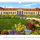 Kalenderblatt "Juli". Barockgarten Großsedlitz, Heidenau. Ein prächtiges Gebäude mit gepflegten Gärten voller bunter Blumen.
