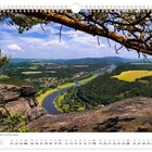 "Prossen und Bad Schandau, idyllisch an der Elbe gelegen. Juli." Blick auf ein Flusstal, umgeben von grünen Wäldern.