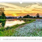 Juli. Kalenderblatt mit Sonnenuntergang am Fluss, umgeben von Wiesenblumen und Bäumen, in entspannendem Abendlicht.