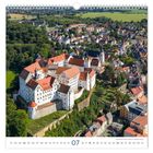 07, Renaissance-Schloss Colditz im Landkreis Leipzig. Eine malerische Burg auf einem Hügel, umgeben von Bäumen und Häusern.