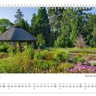 „Juli“, „Botanischer Garten Dresden“. Ein Garten mit einem Strohdach-Pavillon und vielen Pflanzen.