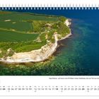 Juli, Kap Arkona – Steilküste aus Kreide. Kalender zeigt den Monat Juli. Luftbild von Feldern und Küste am Meer.
