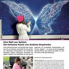 Interview über Anzhela Dmytrenko. Eine Frau mit pinker Mütze malt blaue, filigrane Flügel voller Wirbelstrukturen.