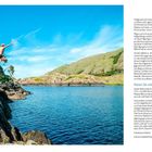 Reisen Sie wild und bunt. Upper Lake, Killarney. Links ein Mann springt von Klippen in einen See, rechts grünes Bergland.