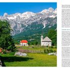 Texte: "Zeitalter der Imperien", "Kisha e Thethit, 1451."
Szene: Berglandschaft mit Schnee, kleines Dorf, Pferd auf grüner Wiese.