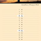 Juli. Leuchtturm Ellenbogen-West. Kalender mit Leuchtturm und Sonnenuntergang, Tage integreirt. "sylt & art" unten.