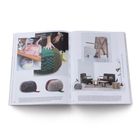 Seite 80 und 81. Moderne Möbel, darunter Hocker und Stühle. Dekorative, bunte Poufs und ein minimalistischer Tisch.