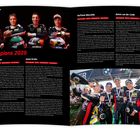 „Champions 2025“. Vier Rennfahrer mit Helmen, darunter Kelvin, Raffaele, Jesse, Augusto. Gruppe feiert mit Sektflaschen.